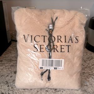 New Sealed Victoria’s Secret 1/2 Zip Sherpa Pullover-Small